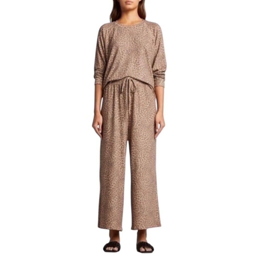 NWOT Beyond Yoga Animal-Print Wide-Leg Cropped Sweatpants